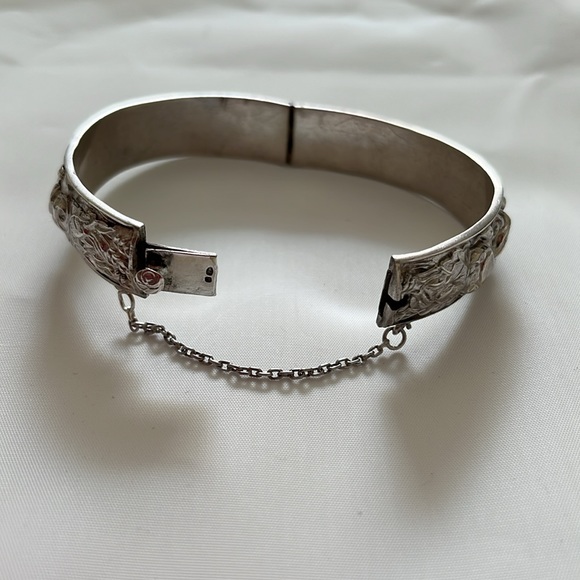 Vintage Sterling Silver tested embossed hinged bangle. - Picture 5 of 7